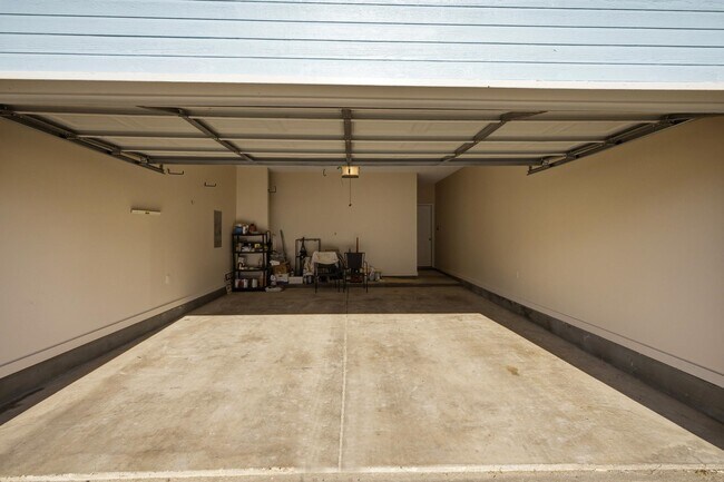 Building Photo - 1277 Island Pl E