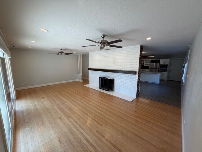 Building Photo - 9152 Condesa Dr