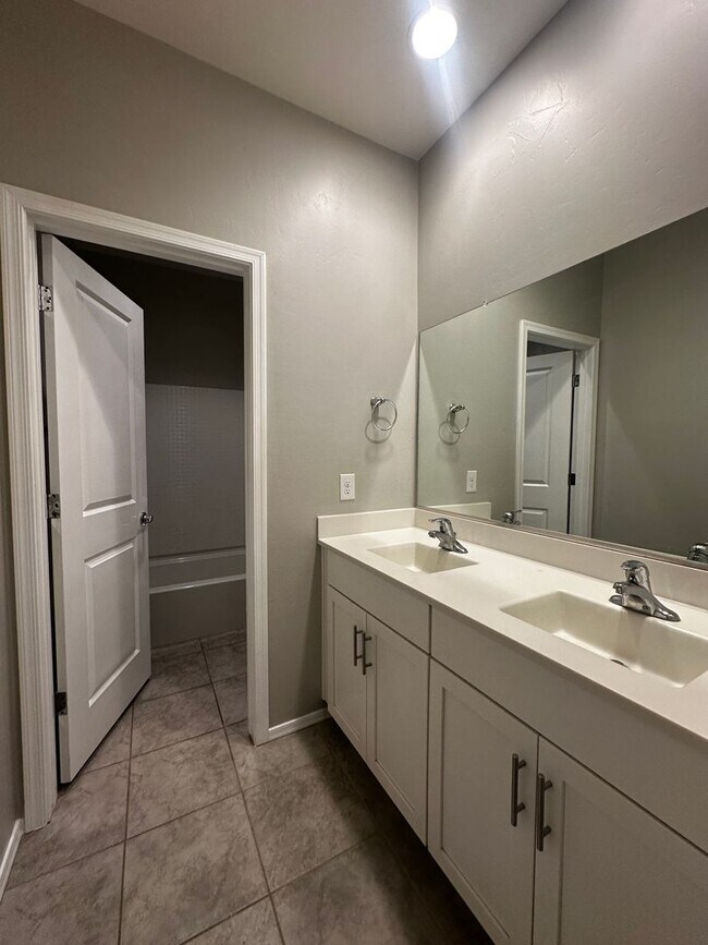 Building Photo - Stunning 4-bedroom, 2-bathroom home located in the vibrant community of Sahuarita, AZ