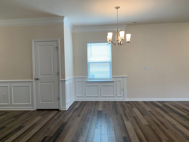 Building Photo - AMAZING LOCATION, Fantastic 3 Bed Home, In...