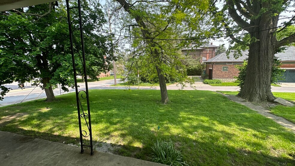 Porch view - 712 Poplar St