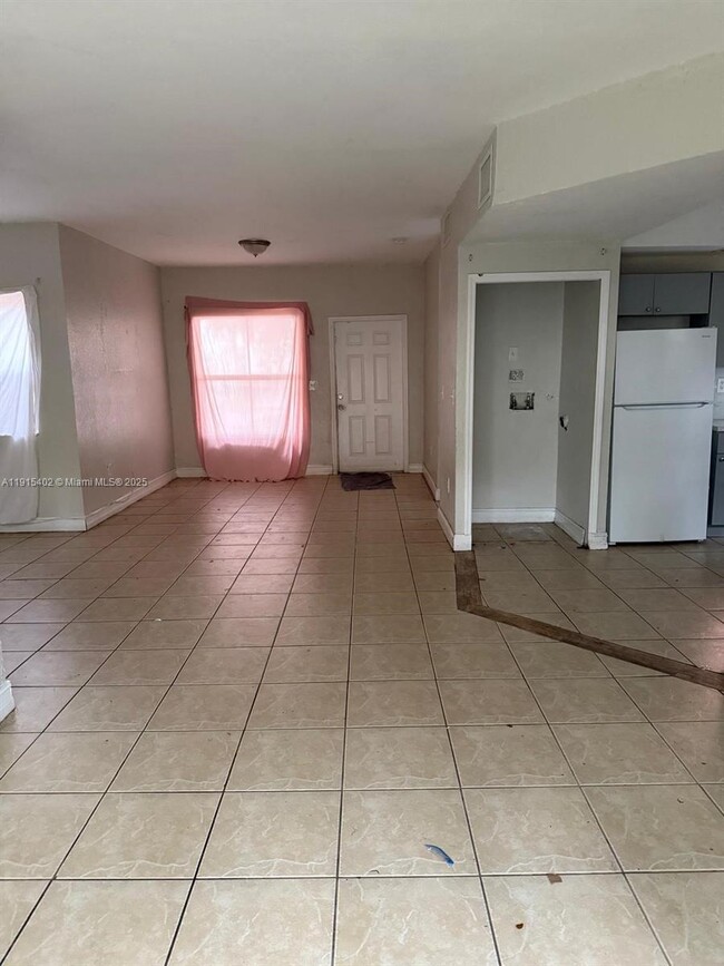 Building Photo - 657 SW 10th St