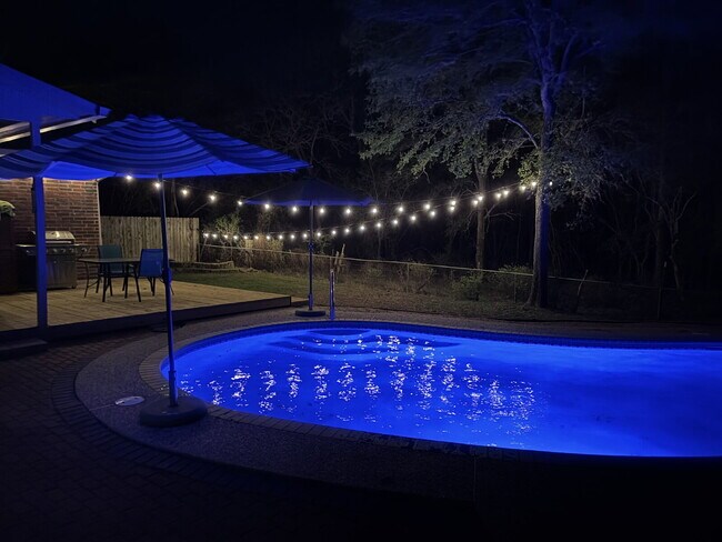 Building Photo - 3 bed 2 bath 2 car garage & pool.