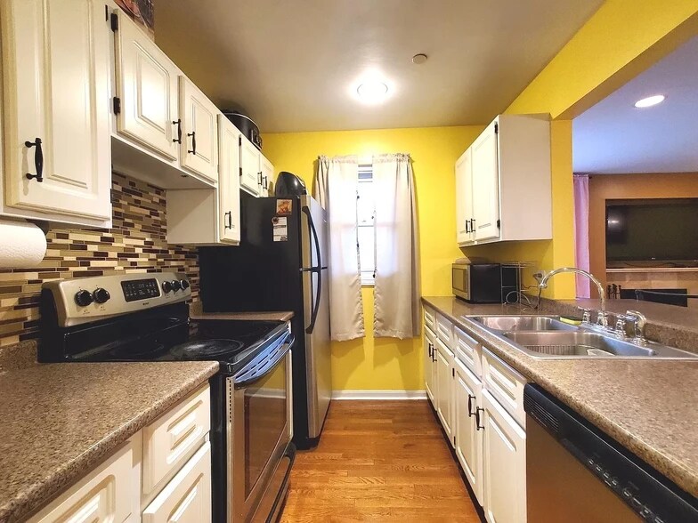Building Photo - 1353 Cunat Ct