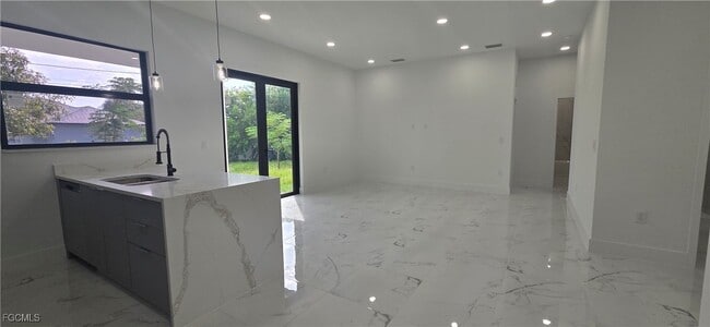 Building Photo - 306 NE 10th Terrace