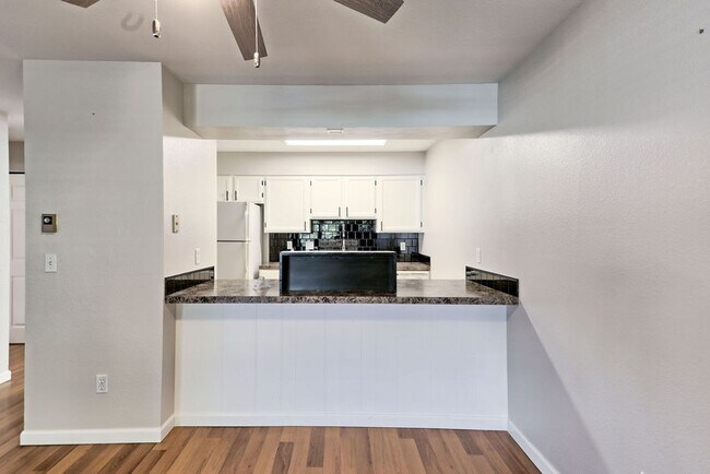 Building Photo - Students Welcome! Fantastic & Classy 2-Bedroom, 2-Bath Ranch-Style 2nd Floor Condo