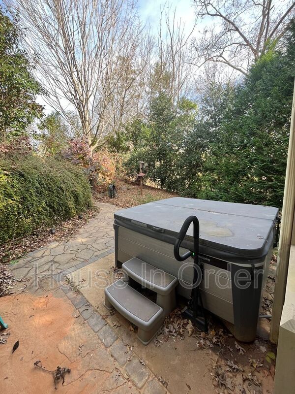 Building Photo - 5 Williamette Cir