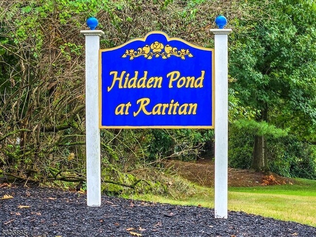 Building Photo - 5 Hidden Pond Ct