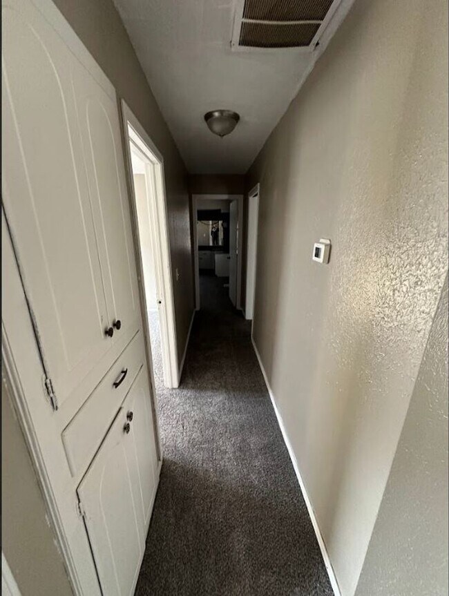 Building Photo - 4 Bed 2 Bath Available!