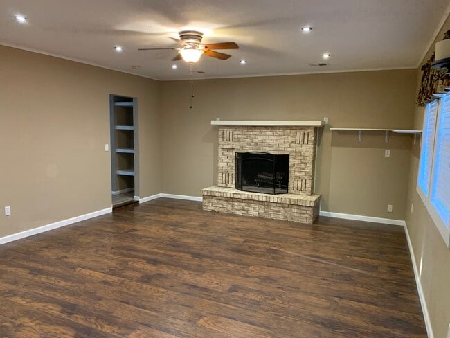 Cozy fireplace - 3425 NW 21st St