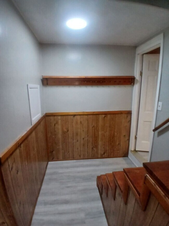 Building Photo - Freshly Renovated 3-Bed, 2-Bath Home with Detached Garage