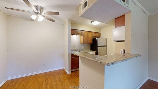 Building Photo - 904 University Oaks Blvd