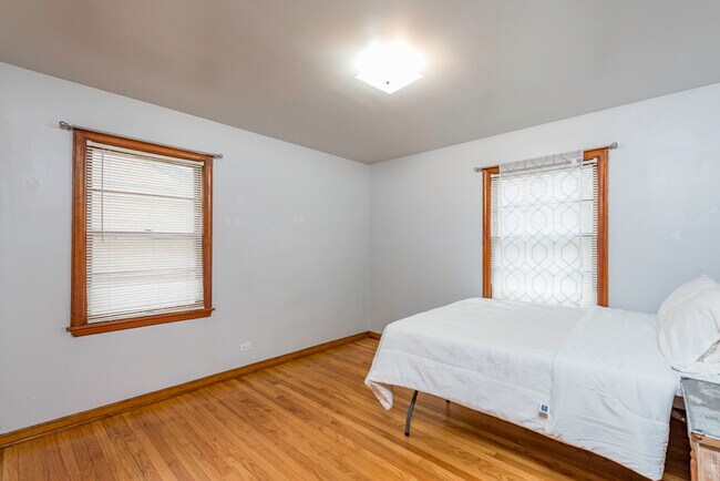 Building Photo - 342 N Lewis Ave