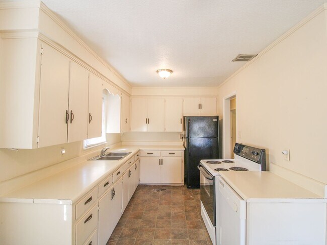 Building Photo - Nice brick home located on corner lot in Athens City!