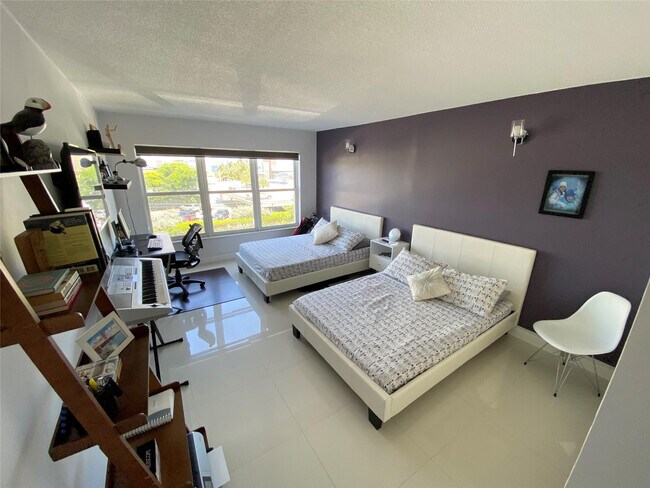 Building Photo - 3000 E Sunrise Blvd