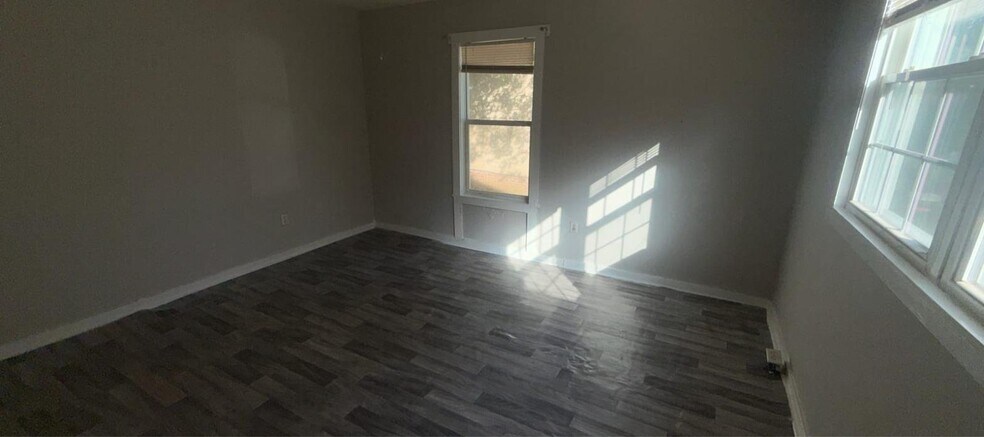 Building Photo - 314 Clubview Dr