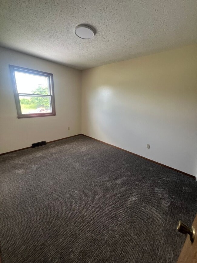 Building Photo - Southeast Erie 3 Bed with 2 Car Garage