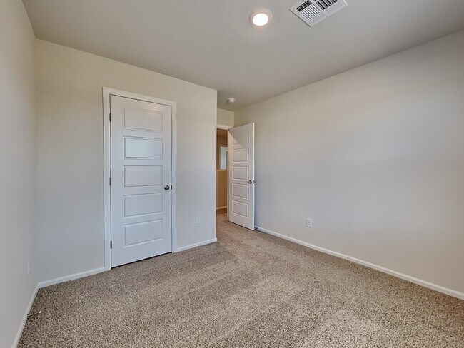 Building Photo - 529 St Charles Pl