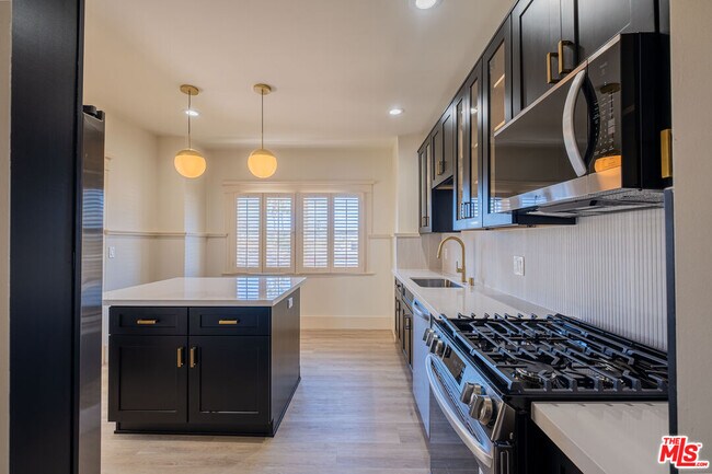 Building Photo - 216 N Catalina Ave