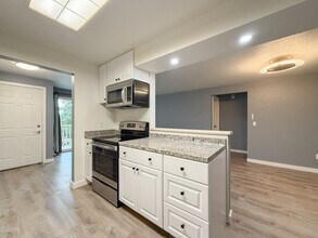 Building Photo - 9494 Woodinville Redmond Rd NE