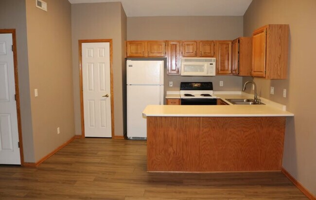 Building Photo - 2463 Patricia Dr