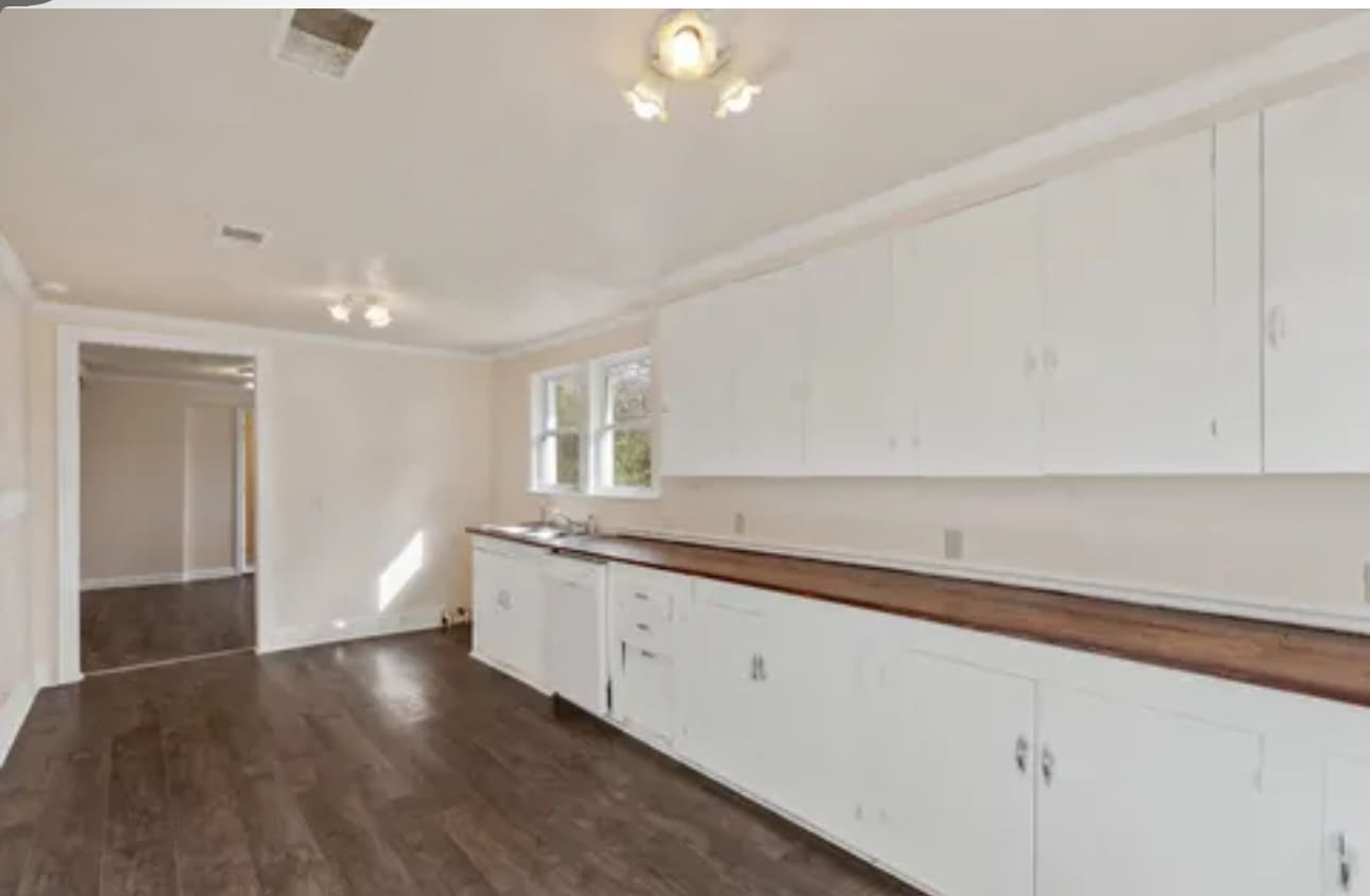 Kitchen - 8457 E Kerrville Rosemark Rd