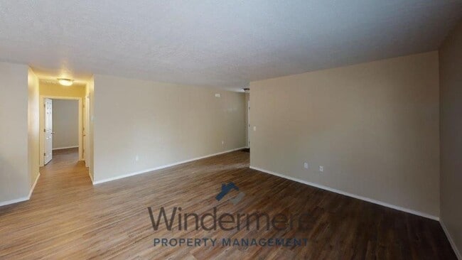 Building Photo - 122 W Maple St
