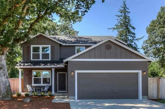 Primary Photo - 926 NE Oakmont Loop