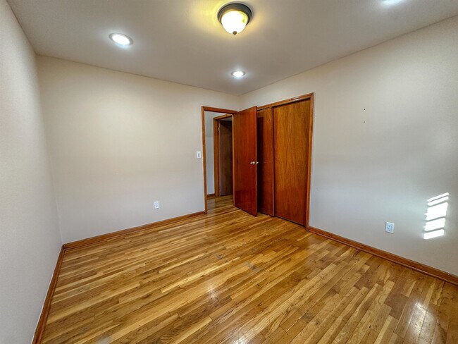 Building Photo - 325-327 John St