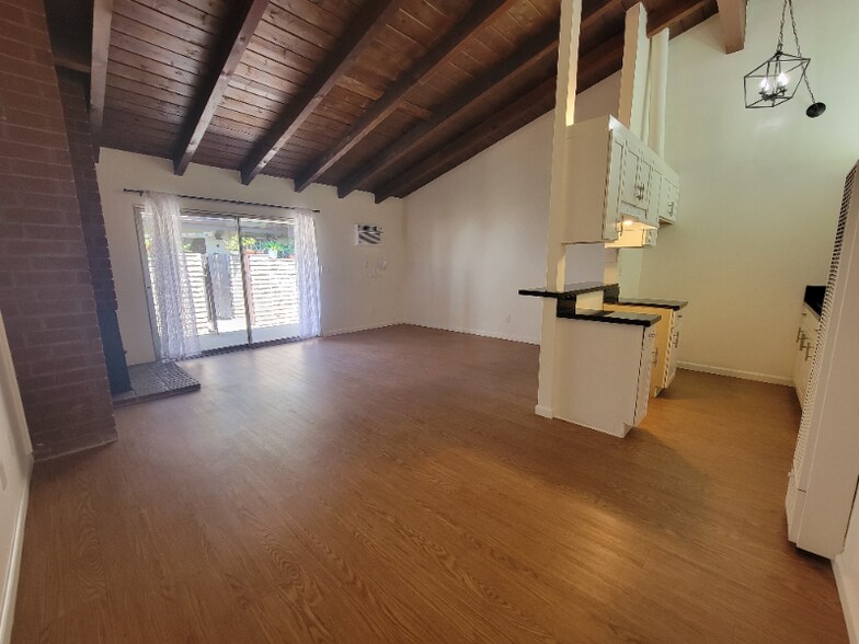 Primary Photo - 7340 Ventura Canyon Ave