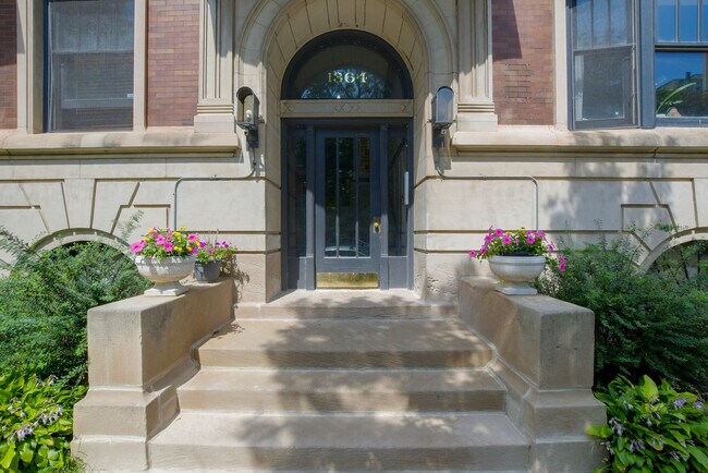 Building Photo - 1364 E 48th St