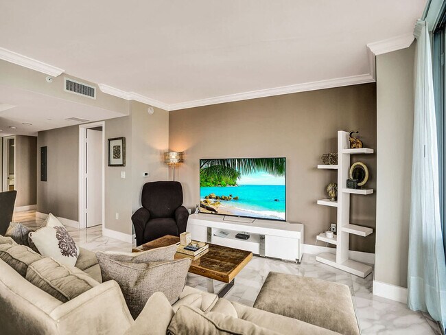 Building Photo - 2602 E Hallandale Beach Blvd