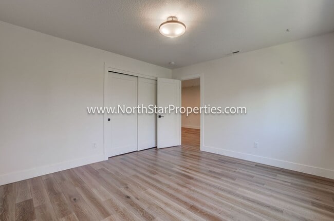 Building Photo - Beautiful home in NW Bend