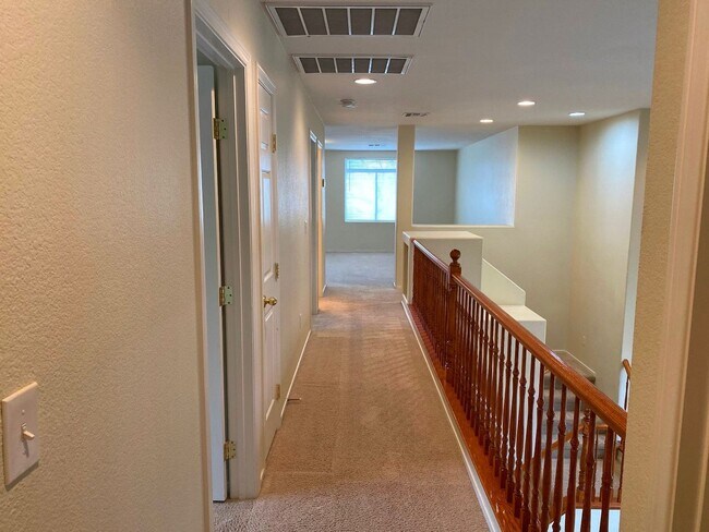 Building Photo - Beautiful & spacious home on an oversized ...