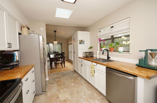 Building Photo - Updated 4 bedroom home in Bluewater Bay!