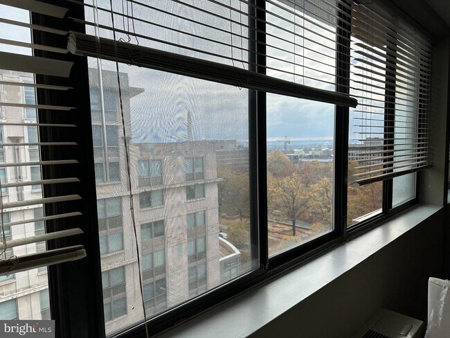 Building Photo - 522 21st St NW