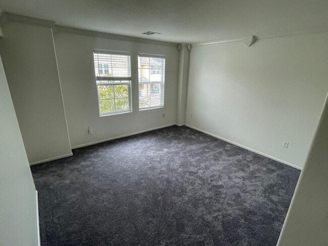 Building Photo - Charming 4 bedroom 4 bathroom in heart of ...