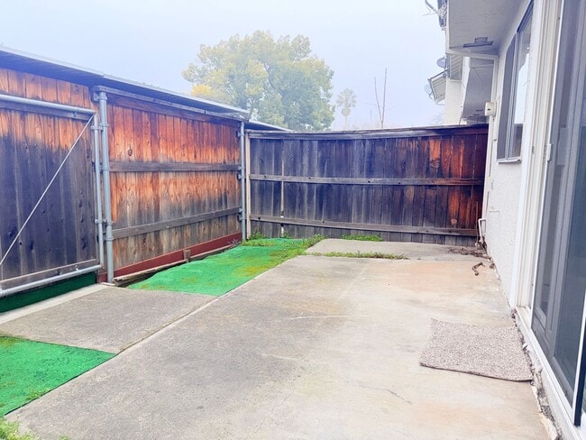 Building Photo - 2 bedroom 1.5 bath 2 story townhome