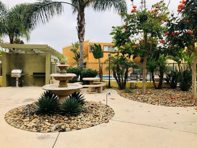 Building Photo - Sunny Top Floor 2BD/2BA Condo in Desirable...