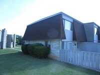 Building Photo - (2) Bed/(2.5) Bath Townhome Avail Now! Pool Access!