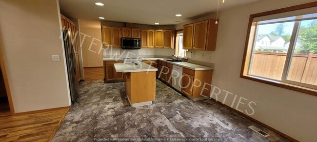 Building Photo - Spacious & Beautiful 4 bd 2.5 ba, 2 Story Battle Ground Home w/ A/C, Fireplace & so much More!