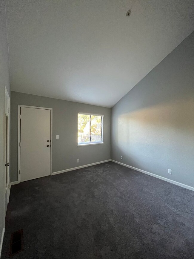 Building Photo - Rare 2 Bedroom/1.5 Bathroom Condo for Rent...