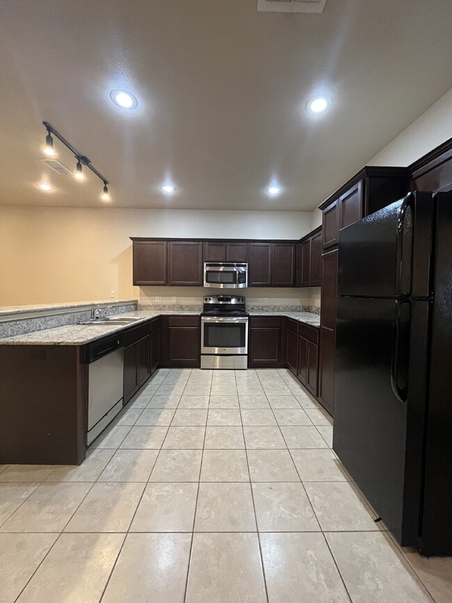 Building Photo - Cute 3/2/2 townhome in the Lubbock-Cooper District
