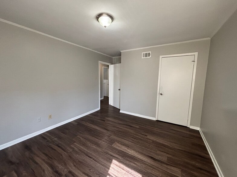 Building Photo - 2160 St Elmo Ave