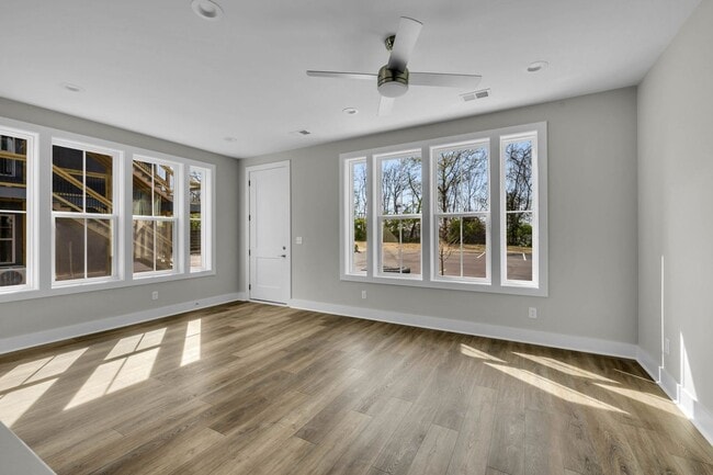 Building Photo - 425 Veritas St