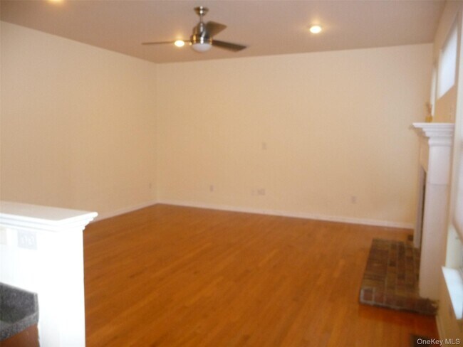 Building Photo - 220 Roosevelt Dr
