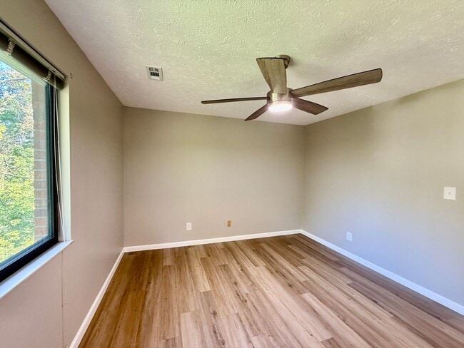 Building Photo - Spacious and Convenient 2 Bedroom Condo in...