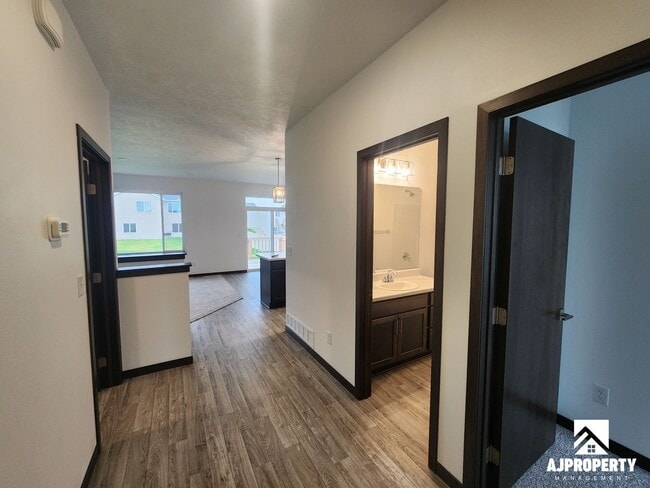 Building Photo - 300 S Willow Spring Dr