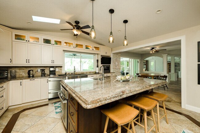 Building Photo - 1130 John Anderson Dr