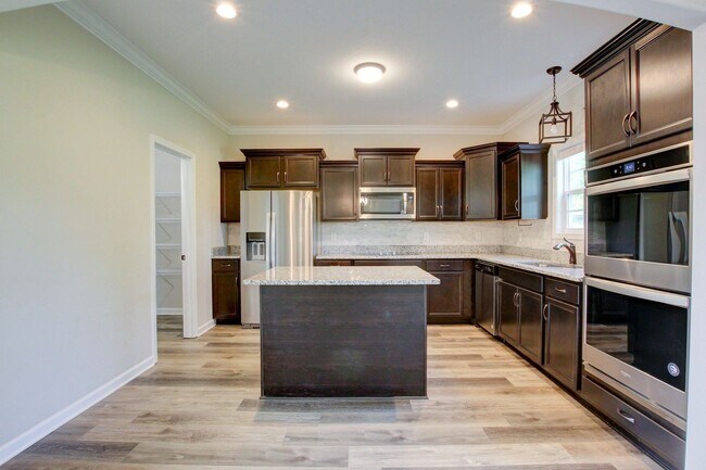 Building Photo - Huge 5 bed 3 ba.  Gorgeous House Near Post...